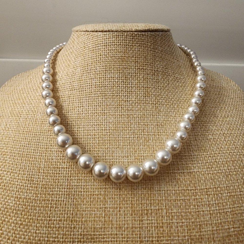 Classic Graduated Faux Pearl Strand Necklace Elegant 16-Inch Cream Taupe Beaded